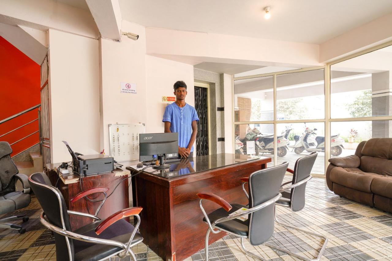 Oyo 70286 Svr Grand Hotel Hyderabad Exterior foto