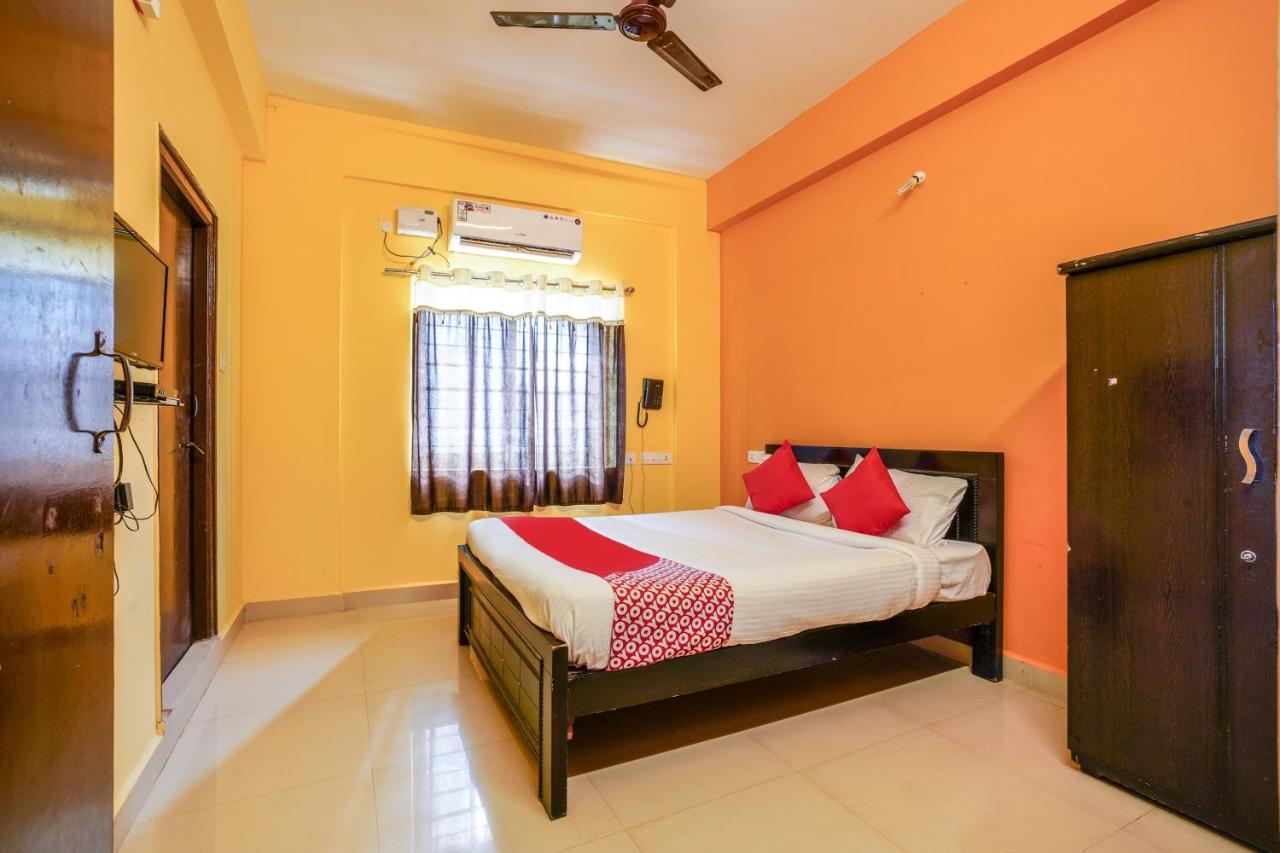 Oyo 70286 Svr Grand Hotel Hyderabad Exterior foto